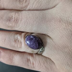 Sterling Silver Purple Charoite Gemstone Curved Band Ring - size 6